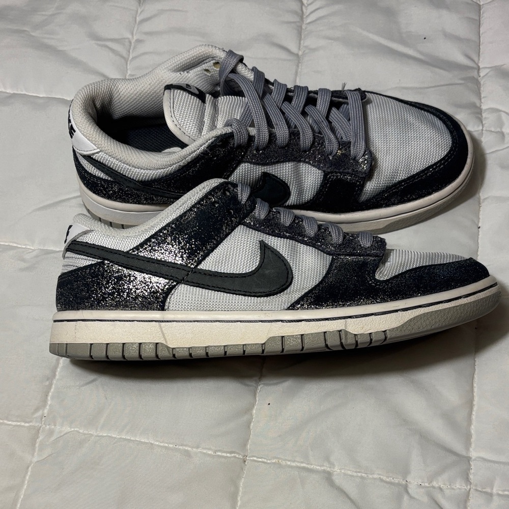 Nike Dunk Low - Golden Gals
Metallic Sliver (Women's) - Picture 2 of 12
